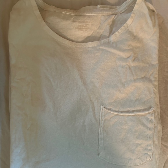 White front pocket Tshirt - Picture 3 of 4